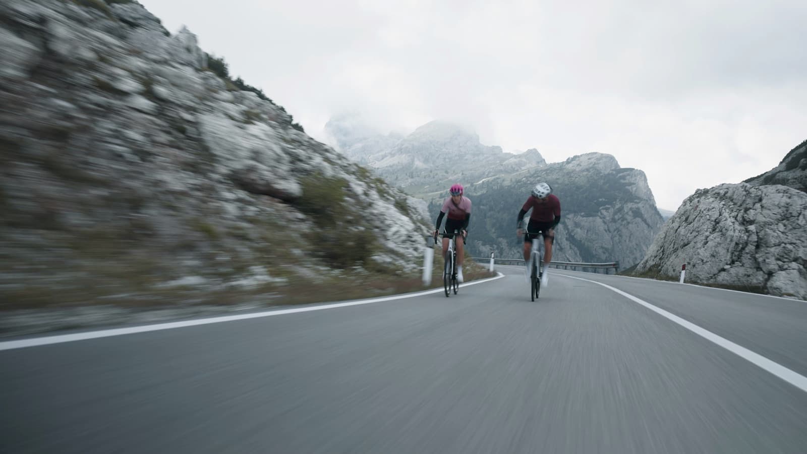 Dva cyklisté v kompresním oblečení ROYAL BAY na silnici v Dolomitech